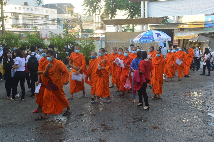 Điểm thi đặc biệt với sắc màu áo cà sa và áo lính ảnh 2