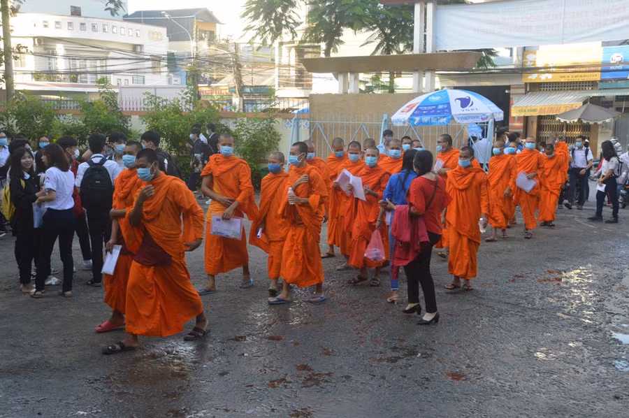 Điểm thi đặc biệt với sắc màu áo cà sa và áo lính ảnh 2