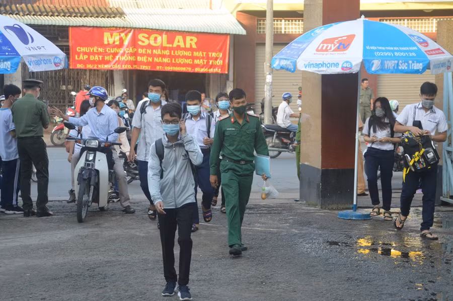 Điểm thi đặc biệt với sắc màu áo cà sa và áo lính ảnh 7