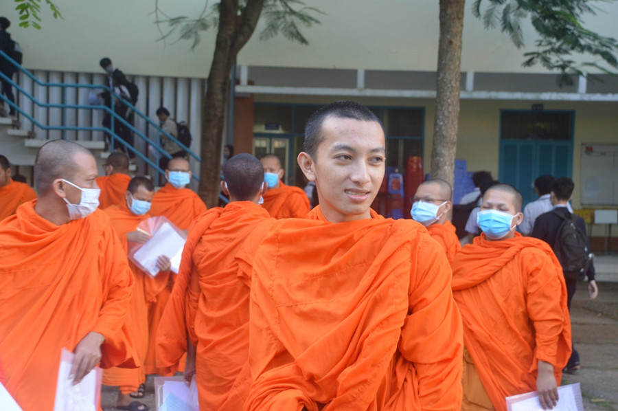 Điểm thi đặc biệt với sắc màu áo cà sa và áo lính ảnh 6