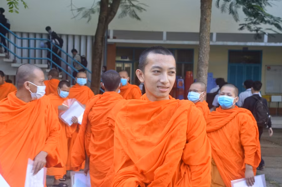 Điểm thi đặc biệt với sắc màu áo cà sa và áo lính ảnh 6