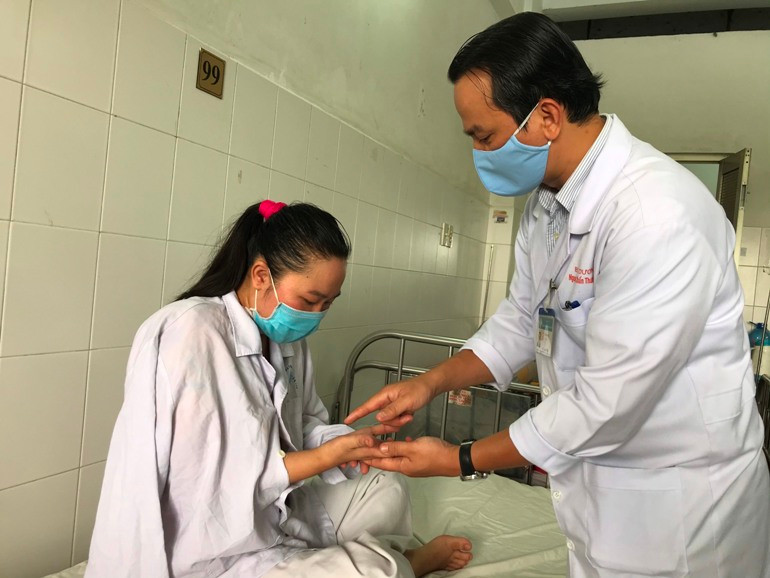 Cô gái mang bướu xương khổng lồ vì tin thầy lang