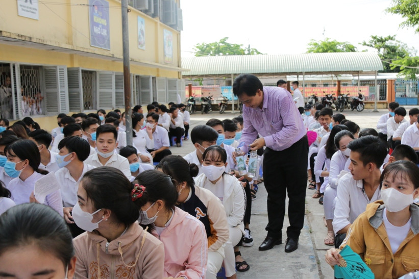 Trường ĐH Kiên Giang hỗ trợ thầy, trò vùng khó phòng chống dịch ảnh 2