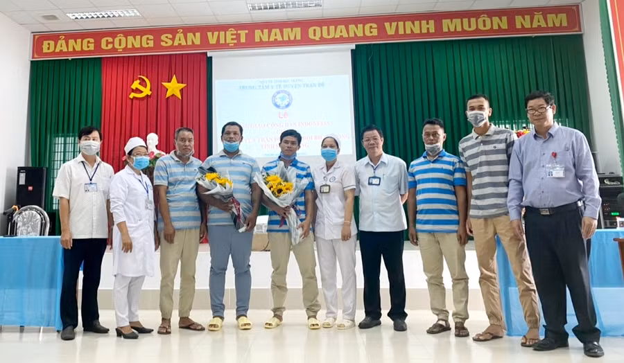 Sóc Trăng: Bàn giao 5 thủy thủ Indonesia bị nạn trên biển