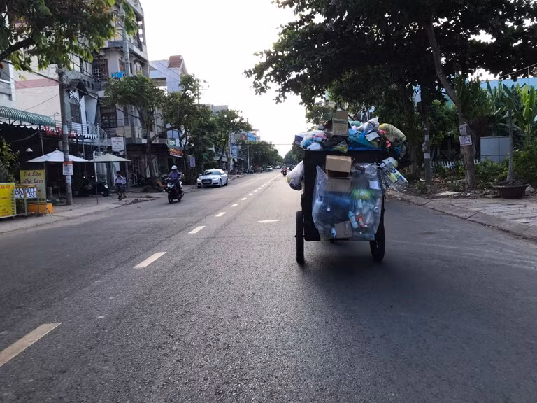 Tập kết rác gây ô nhiễm ngay cổng trường học, bệnh viện ở Cần Thơ ảnh 2