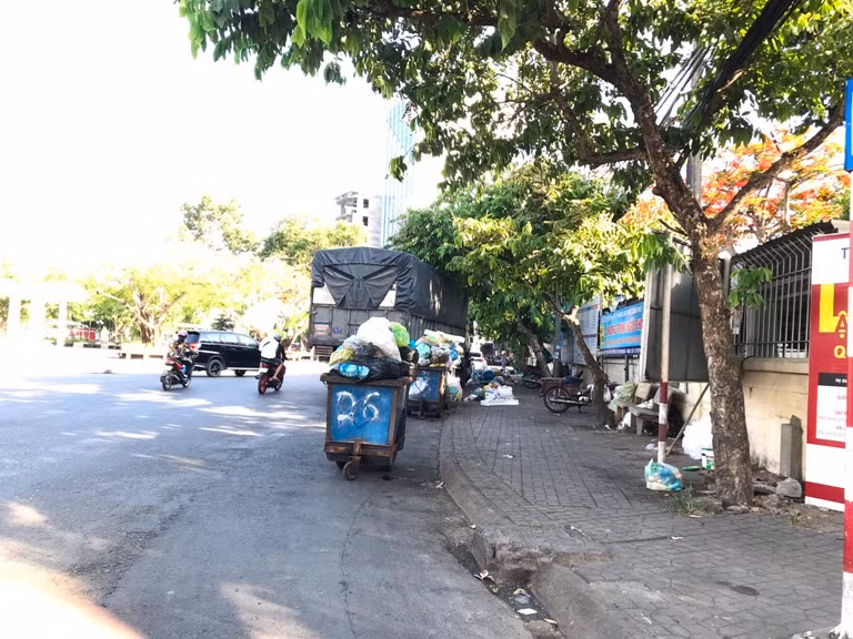 Tập kết rác gây ô nhiễm ngay cổng trường học, bệnh viện ở Cần Thơ ảnh 6