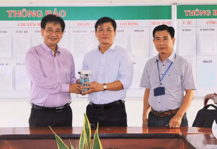 Trường ĐH Kiên Giang hỗ trợ thầy, trò vùng khó phòng chống dịch ảnh 1