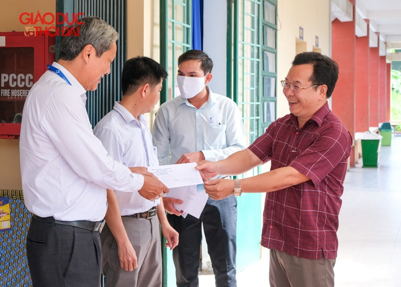 Cần Thơ: Thăm hỏi, động viên cán bộ làm nhiệm vụ tại các điểm thi ảnh 2 Cần Thơ: Thăm hỏi, động viên cán bộ làm nhiệm vụ tại các điểm thi ảnh 2