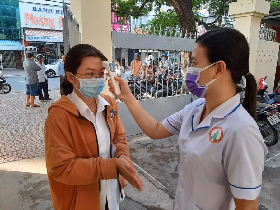 Cà Mau: Tăng cường mỗi điểm thi 2 cán bộ y tế