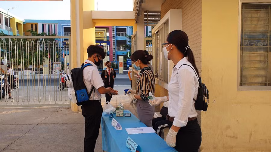 Học sinh Đồng bằng sông Cửu Long trở lại trường trong điều kiện phòng dịch nghiêm ngặt ảnh 2