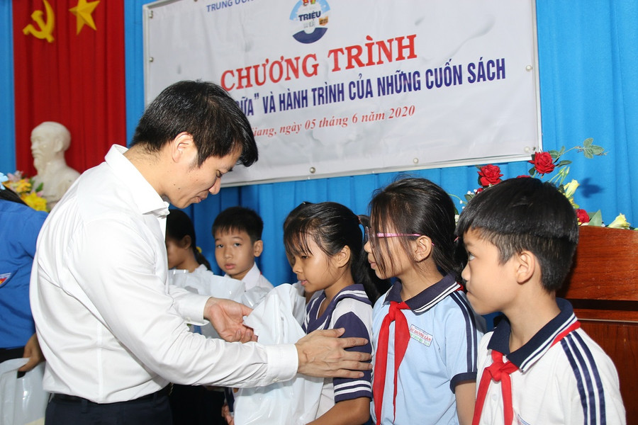 Chương trình “Một triệu ly sữa và hành trình những cuốn sách” đến với thiếu nhi Tiền Giang ảnh 2 Chương trình “Một triệu ly sữa và hành trình những cuốn sách” đến với thiếu nhi Tiền Giang ảnh 2
