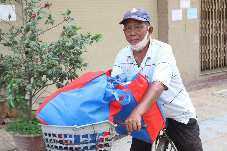 Cần Thơ: Tặng quà cho người bán vé số dạo trên địa bàn ảnh 6 Cần Thơ: Tặng quà cho người bán vé số dạo trên địa bàn ảnh 6