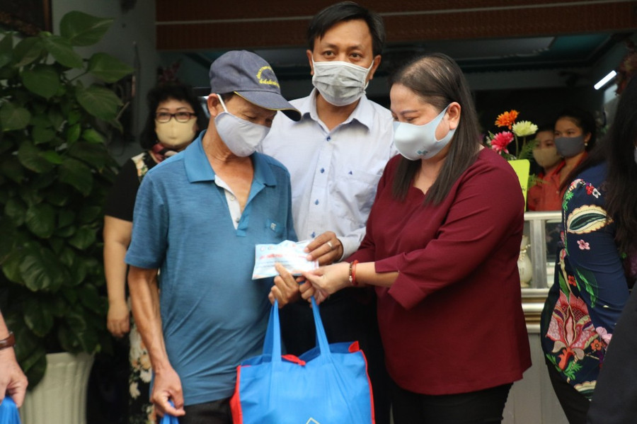 Cần Thơ: Tặng quà cho người bán vé số dạo trên địa bàn ảnh 1 Cần Thơ: Tặng quà cho người bán vé số dạo trên địa bàn ảnh 1