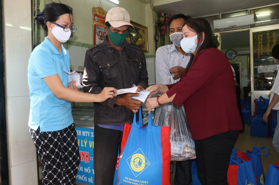 Cần Thơ: Tặng quà cho người bán vé số dạo trên địa bàn ảnh 4 Cần Thơ: Tặng quà cho người bán vé số dạo trên địa bàn ảnh 4