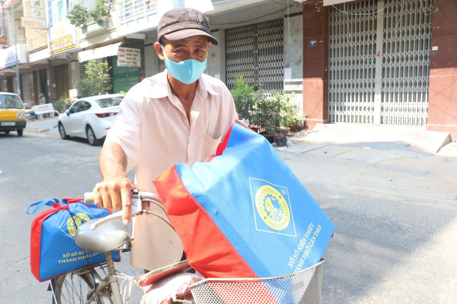 Cần Thơ: Tặng quà cho người bán vé số dạo trên địa bàn ảnh 7 Cần Thơ: Tặng quà cho người bán vé số dạo trên địa bàn ảnh 7