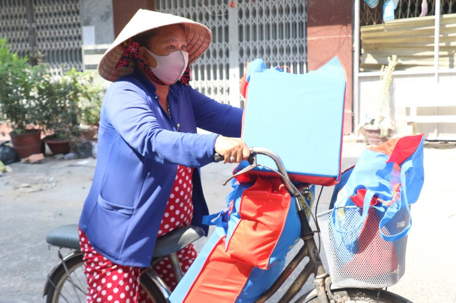 Cần Thơ: Tặng quà cho người bán vé số dạo trên địa bàn ảnh 5 Cần Thơ: Tặng quà cho người bán vé số dạo trên địa bàn ảnh 5