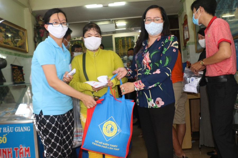Cần Thơ: Tặng quà cho người bán vé số dạo trên địa bàn ảnh 3 Cần Thơ: Tặng quà cho người bán vé số dạo trên địa bàn ảnh 3