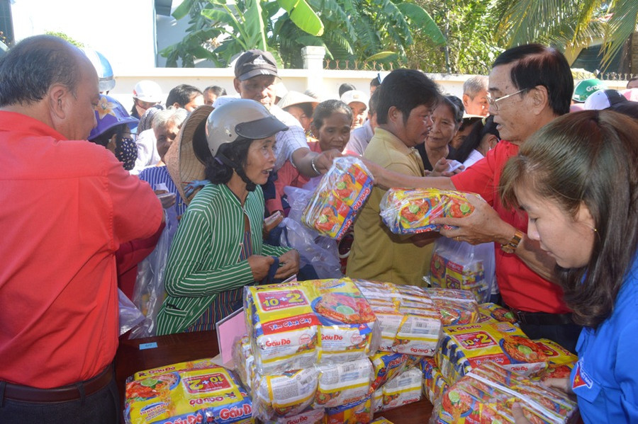“Phiên chợ nhân đạo” chia sẻ với người dân Cù Lao Dung ảnh 1