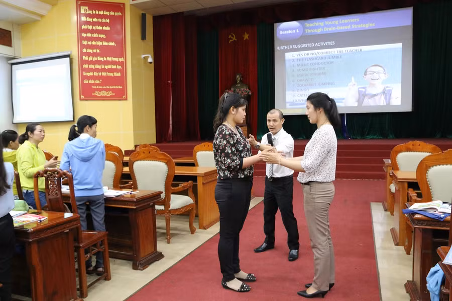 Tiền Giang: Hơn 400 giáo viên tập huấn SGK Tiếng Anh lớp 1 ảnh 1