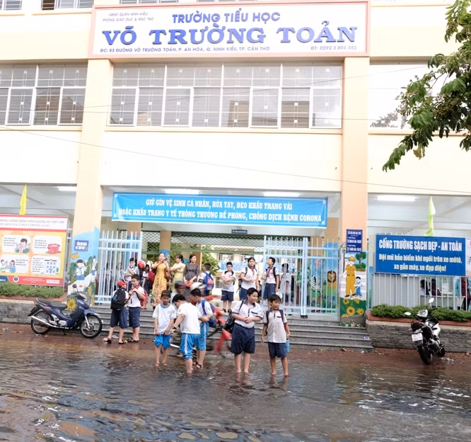 Cần Thơ: Nhiều tuyến đường ngập sâu sau cơn mưa giải nhiệt ảnh 1