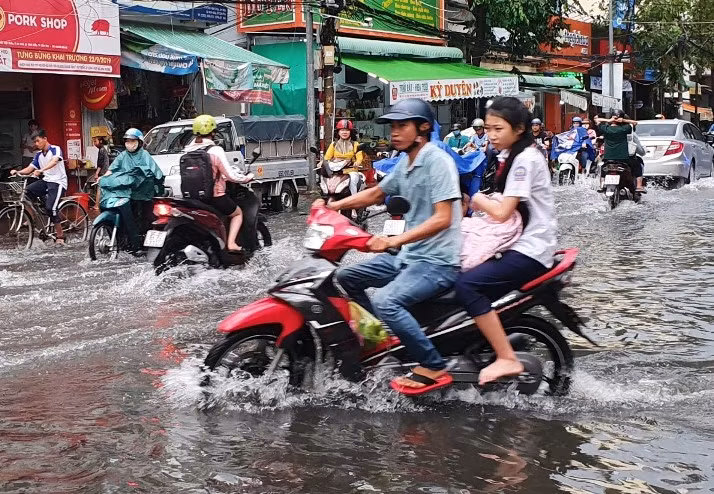 Cần Thơ: Nhiều tuyến đường ngập sâu sau cơn mưa giải nhiệt ảnh 2