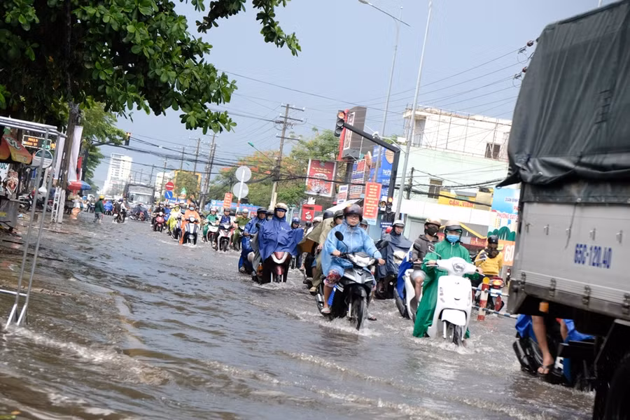 Cần Thơ: Nhiều tuyến đường ngập sâu sau cơn mưa giải nhiệt ảnh 10