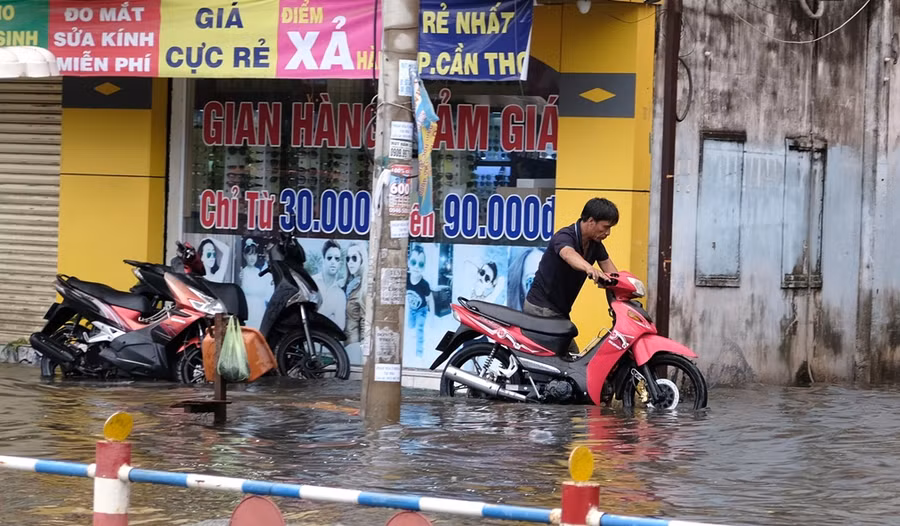 Cần Thơ: Nhiều tuyến đường ngập sâu sau cơn mưa giải nhiệt ảnh 12