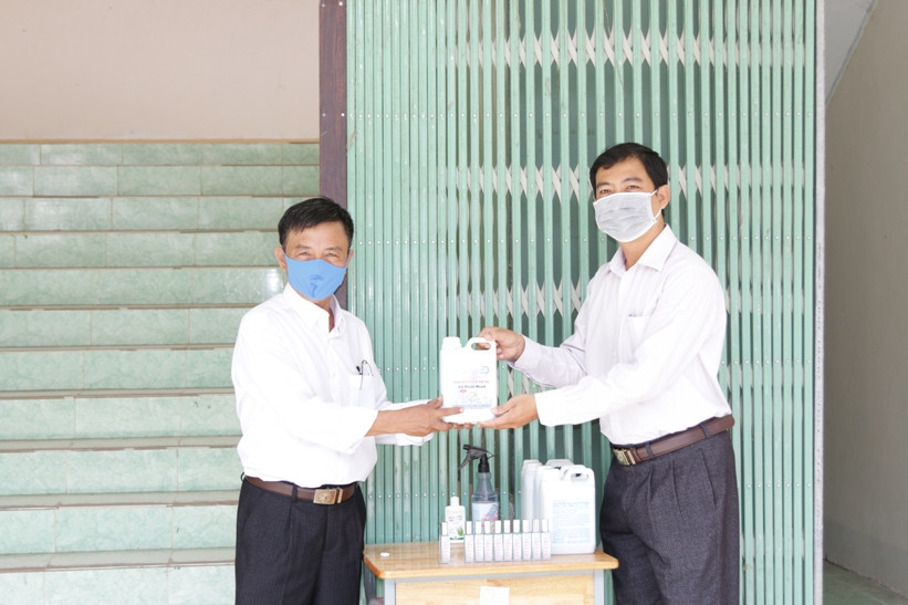 Trường ĐH Kiên Giang tặng hơn 8.000 chai thủy tinh đựng nước cho HS ảnh 3