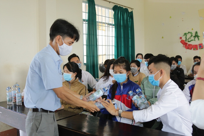 Trường ĐH Kiên Giang tặng hơn 8.000 chai thủy tinh đựng nước cho HS ảnh 2