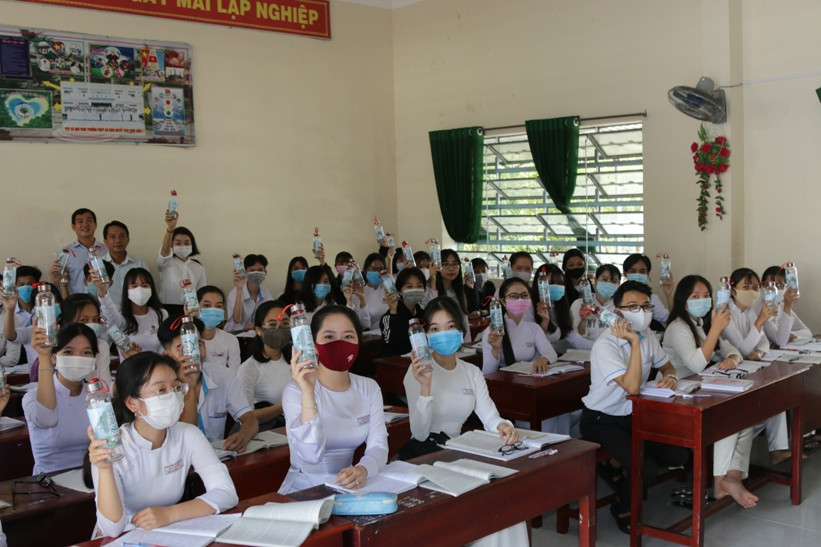 Trường ĐH Kiên Giang tặng hơn 8.000 chai thủy tinh đựng nước cho HS