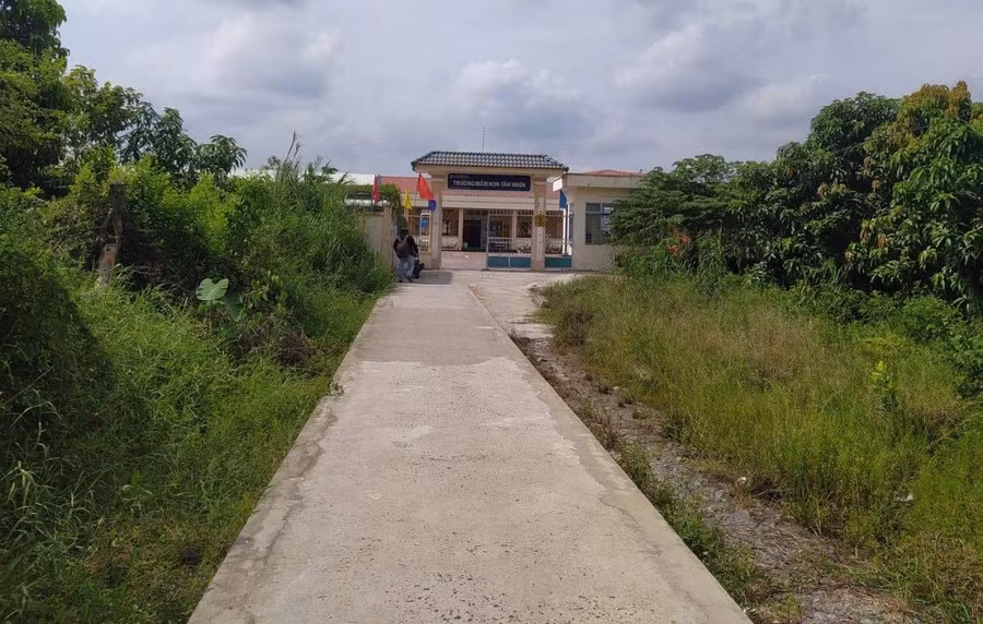 Xây trường hoành tráng nhưng... "quên" đường vào ảnh 1