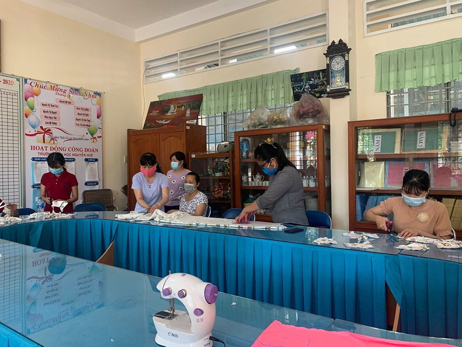 Giáo viên may khẩu trang tặng học sinh ngày trở lại trường ảnh 1 Giáo viên may khẩu trang tặng học sinh ngày trở lại trường ảnh 1