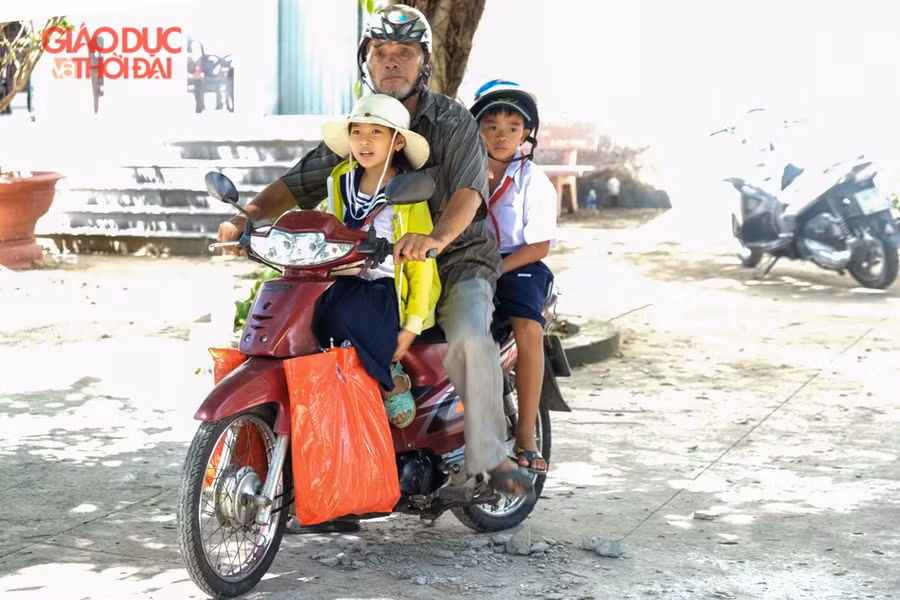 Báo Giáo dục và Thời đại "tiếp sức đến trường": Ngày vui của thầy, trò huyện Hòn Đất ảnh 16