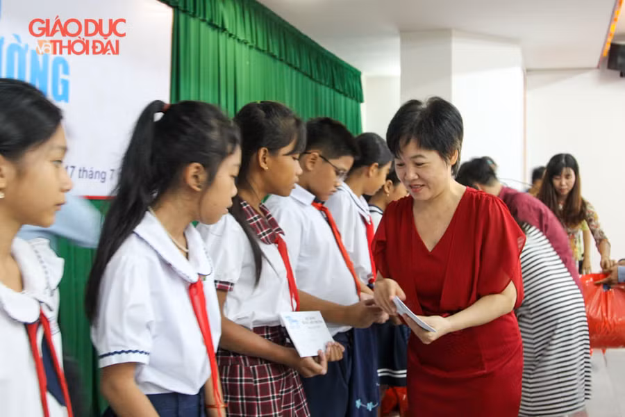 Báo Giáo dục và Thời đại "tiếp sức đến trường": Ngày vui của thầy, trò huyện Hòn Đất ảnh 5