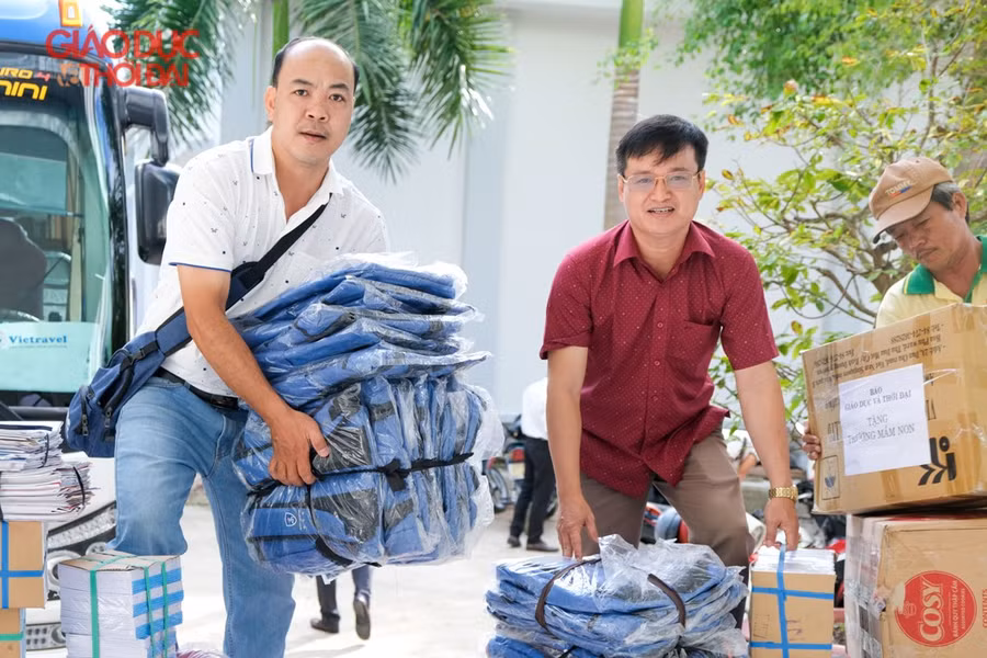 Báo Giáo dục và Thời đại "tiếp sức đến trường": Ngày vui của thầy, trò huyện Hòn Đất ảnh 1