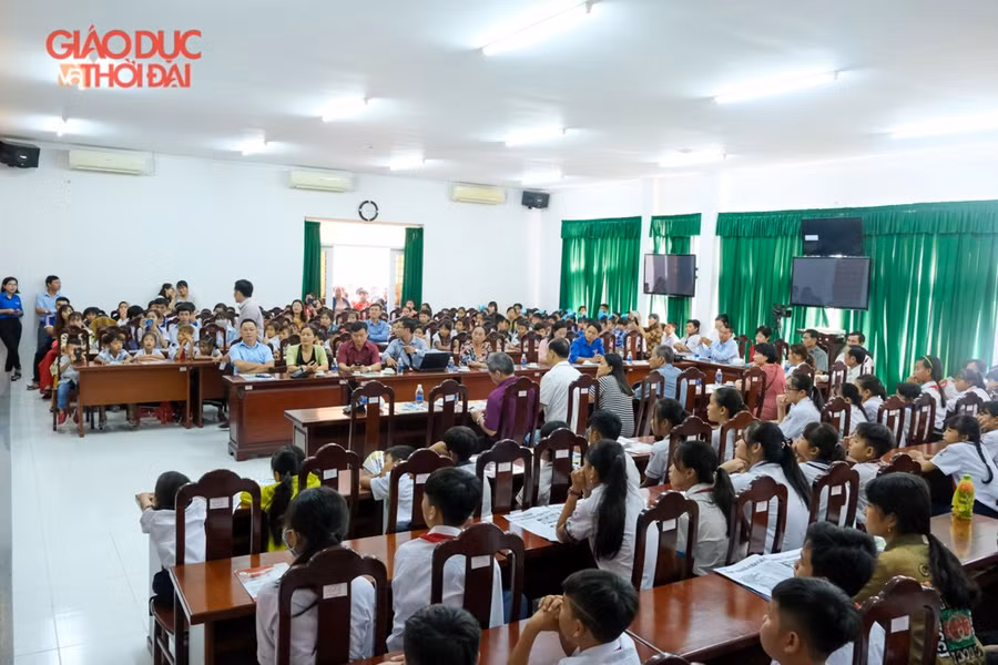 Báo Giáo dục và Thời đại "tiếp sức đến trường": Ngày vui của thầy, trò huyện Hòn Đất ảnh 4