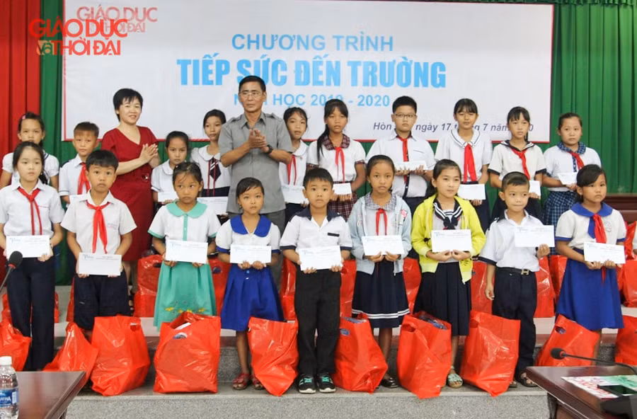 Báo Giáo dục và Thời đại "tiếp sức đến trường": Ngày vui của thầy, trò huyện Hòn Đất