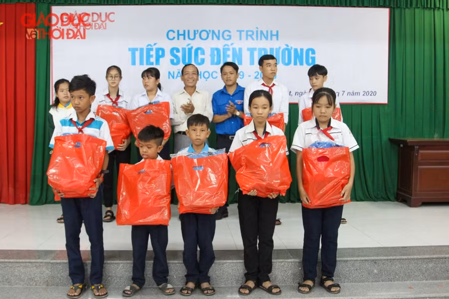 Báo Giáo dục và Thời đại "tiếp sức đến trường": Ngày vui của thầy, trò huyện Hòn Đất ảnh 12
