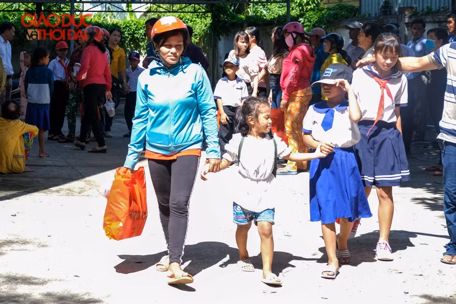 Báo Giáo dục và Thời đại "tiếp sức đến trường": Ngày vui của thầy, trò huyện Hòn Đất ảnh 14