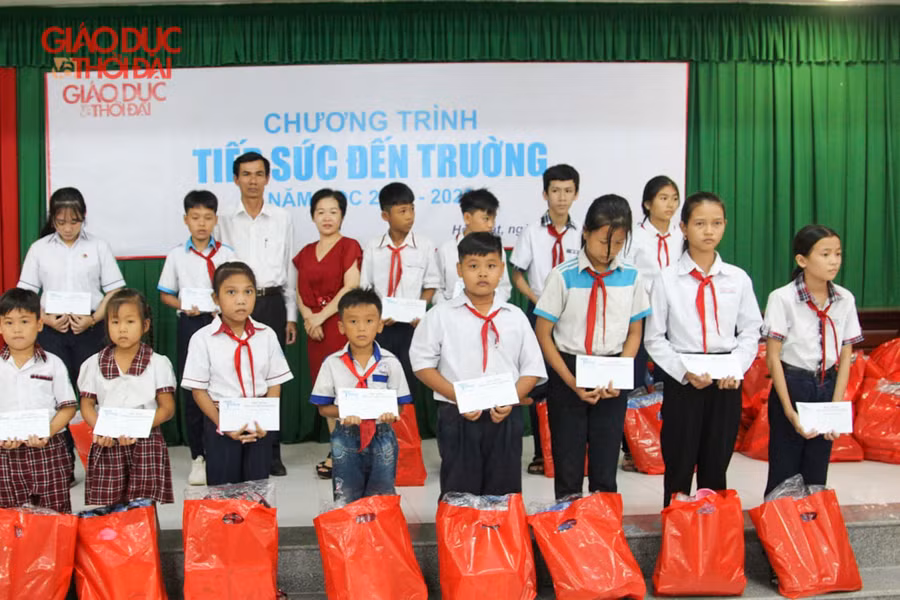 Báo Giáo dục và Thời đại "tiếp sức đến trường": Ngày vui của thầy, trò huyện Hòn Đất ảnh 8