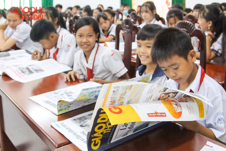 Báo Giáo dục và Thời đại "tiếp sức đến trường": Ngày vui của thầy, trò huyện Hòn Đất ảnh 3