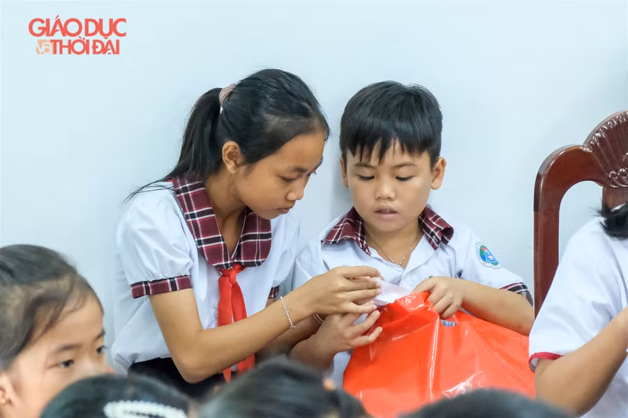 Báo Giáo dục và Thời đại "tiếp sức đến trường": Ngày vui của thầy, trò huyện Hòn Đất ảnh 13