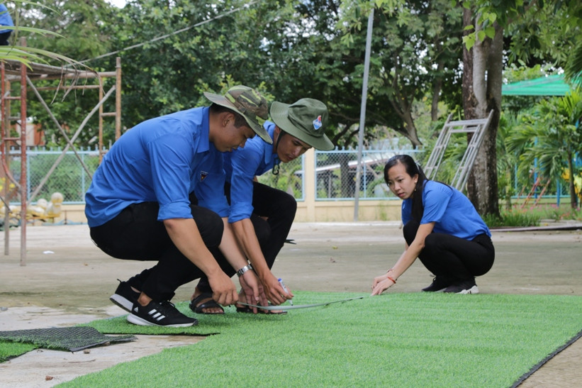 Đoàn viên thanh niên Trường ĐH Kiên Giang góp sức tu bổ trường học ảnh 6