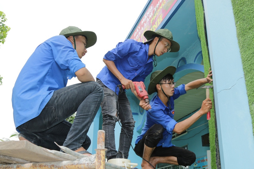 Đoàn viên thanh niên Trường ĐH Kiên Giang góp sức tu bổ trường học ảnh 5