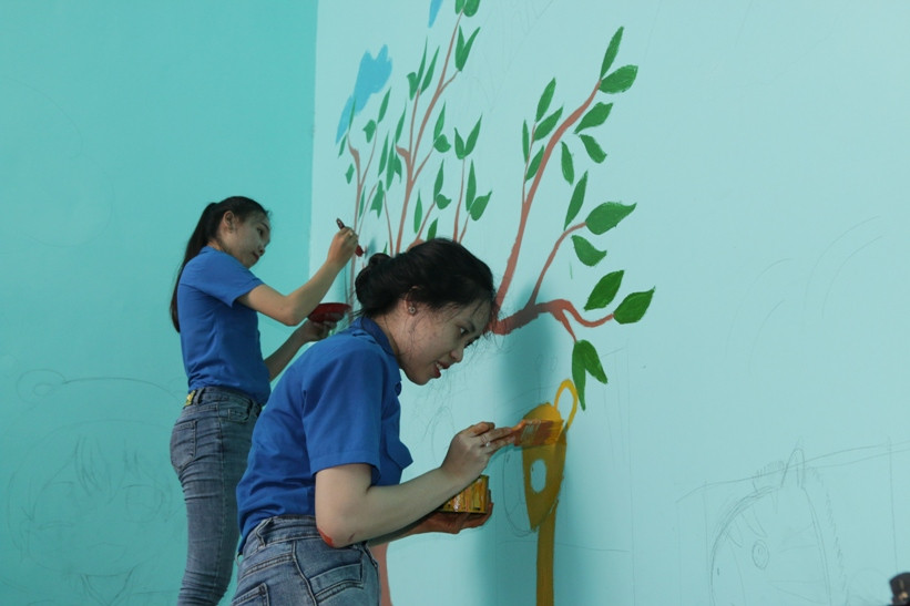 Đoàn viên thanh niên Trường ĐH Kiên Giang góp sức tu bổ trường học ảnh 2