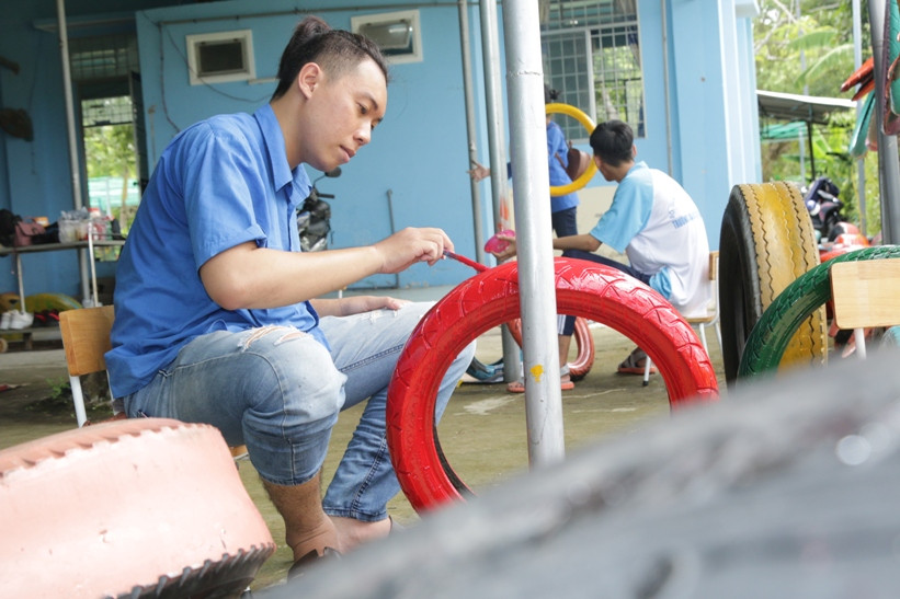 Đoàn viên thanh niên Trường ĐH Kiên Giang góp sức tu bổ trường học ảnh 4