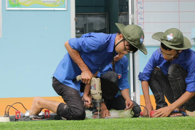 Đoàn viên thanh niên Trường ĐH Kiên Giang góp sức tu bổ trường học ảnh 7