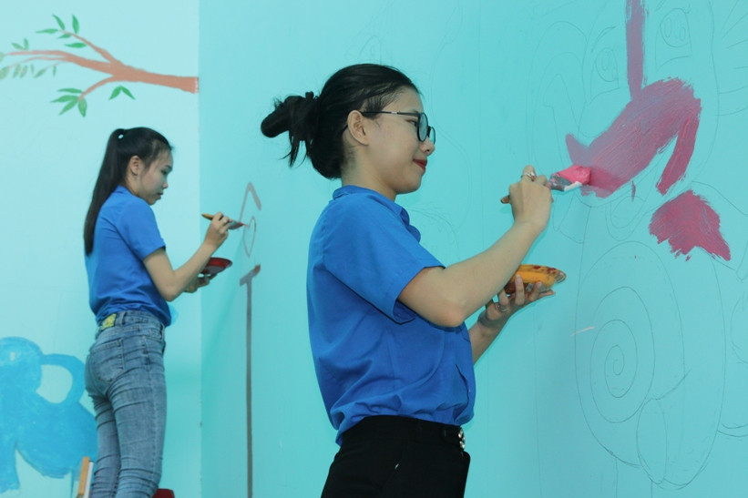 Đoàn viên thanh niên Trường ĐH Kiên Giang góp sức tu bổ trường học ảnh 1