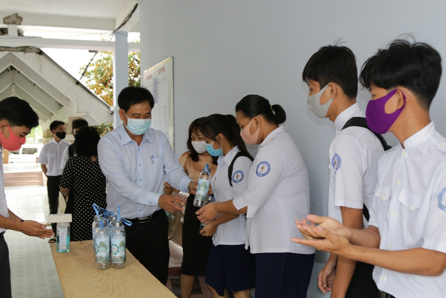 Trường ĐH Kiên Giang hỗ trợ thầy, trò vùng đất mũi phòng chống dịch ảnh 3