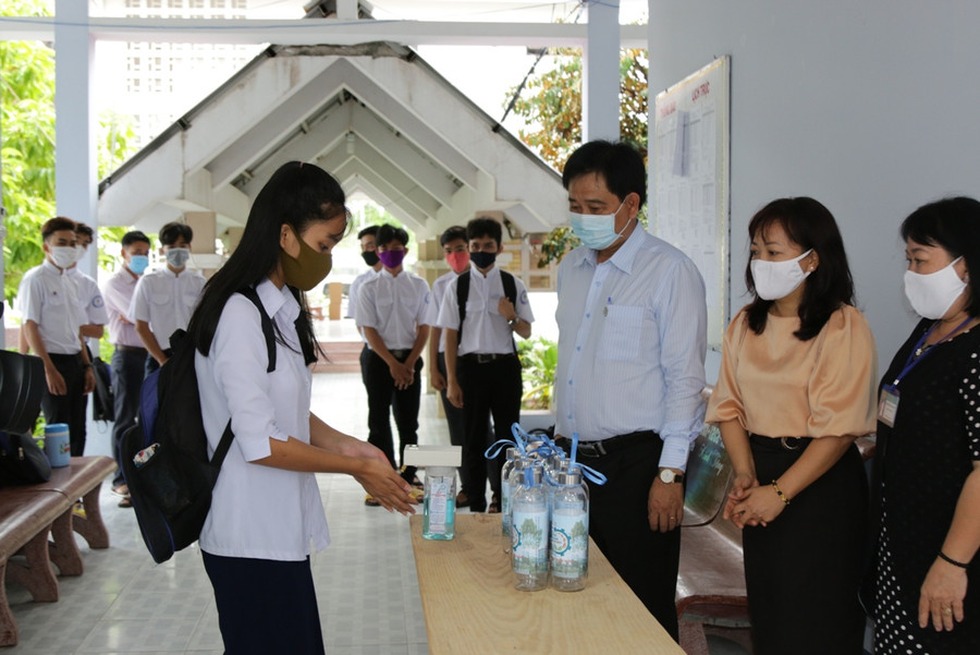 Trường ĐH Kiên Giang hỗ trợ thầy, trò vùng đất mũi phòng chống dịch ảnh 2